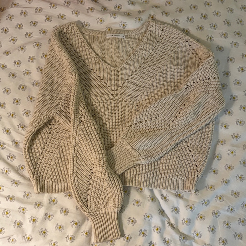 Moon & Madison Cream V-Neck Chunky Knit Sweater